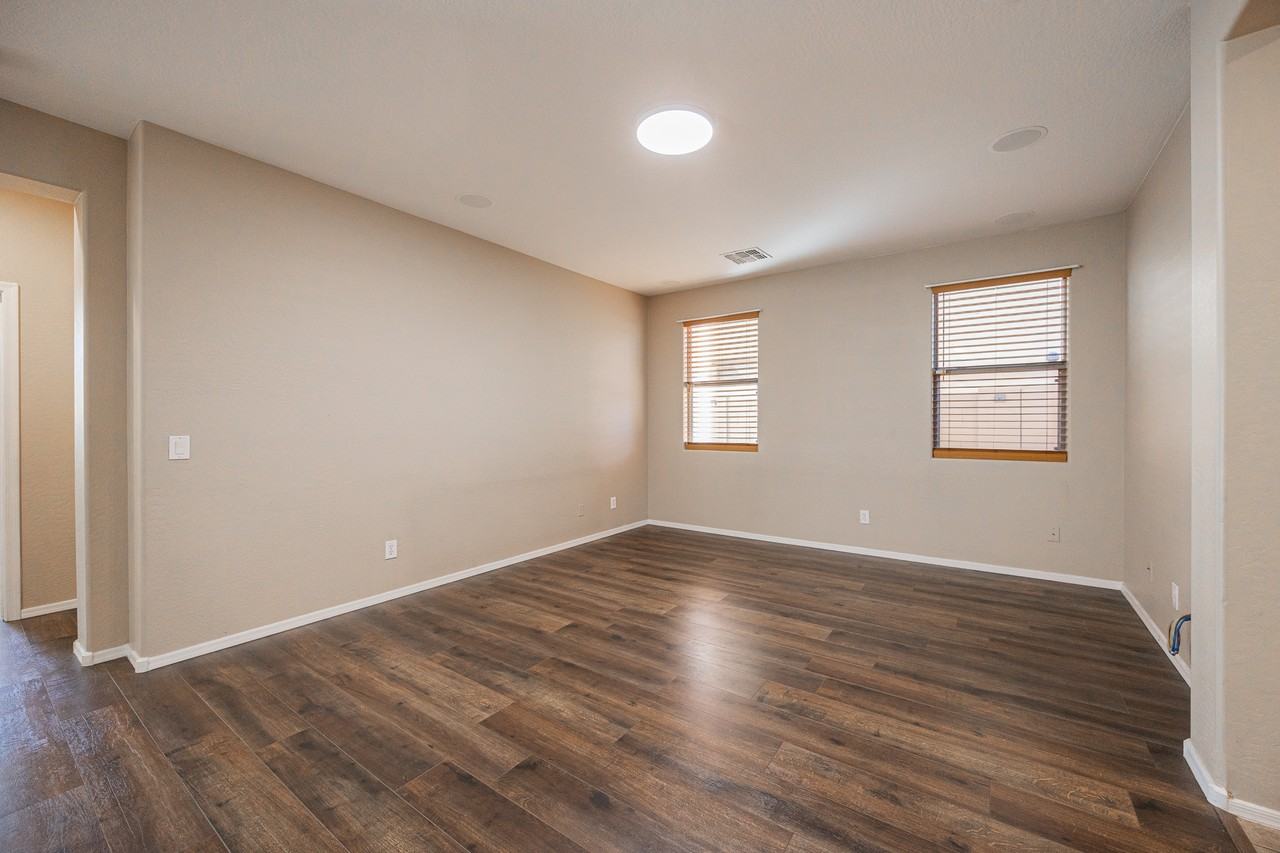 8707 S 40th Dr - Photo 5 of 31