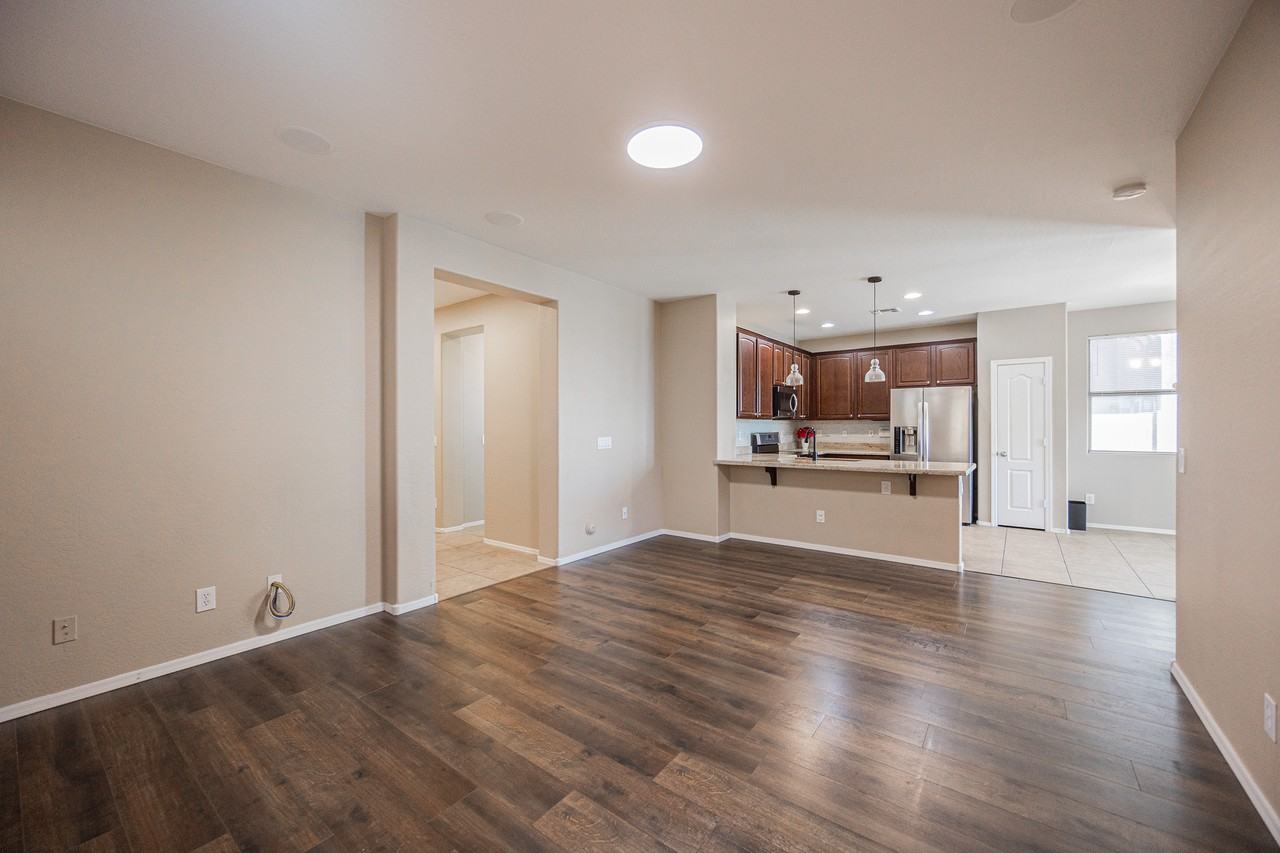 8707 S 40th Dr - Photo 7 of 31