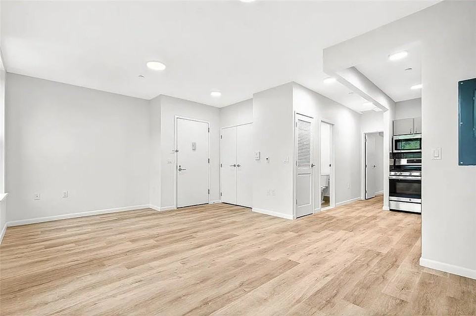 359 Bronx River Ave #2B - Photo 4 of 14