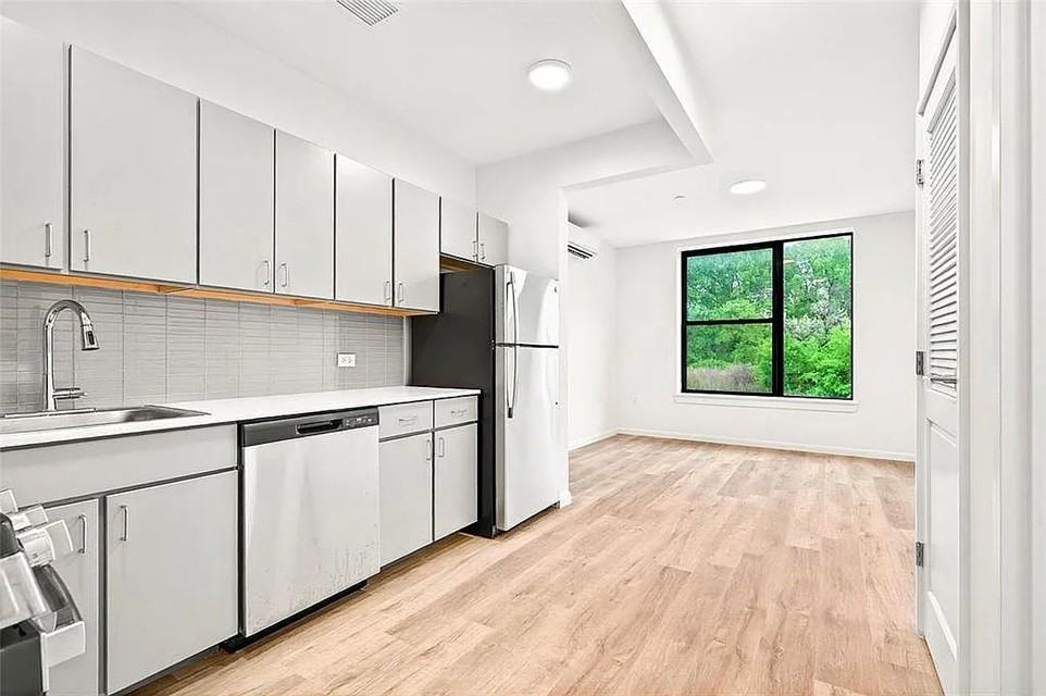 359 Bronx River Ave #2B - Photo 7 of 14