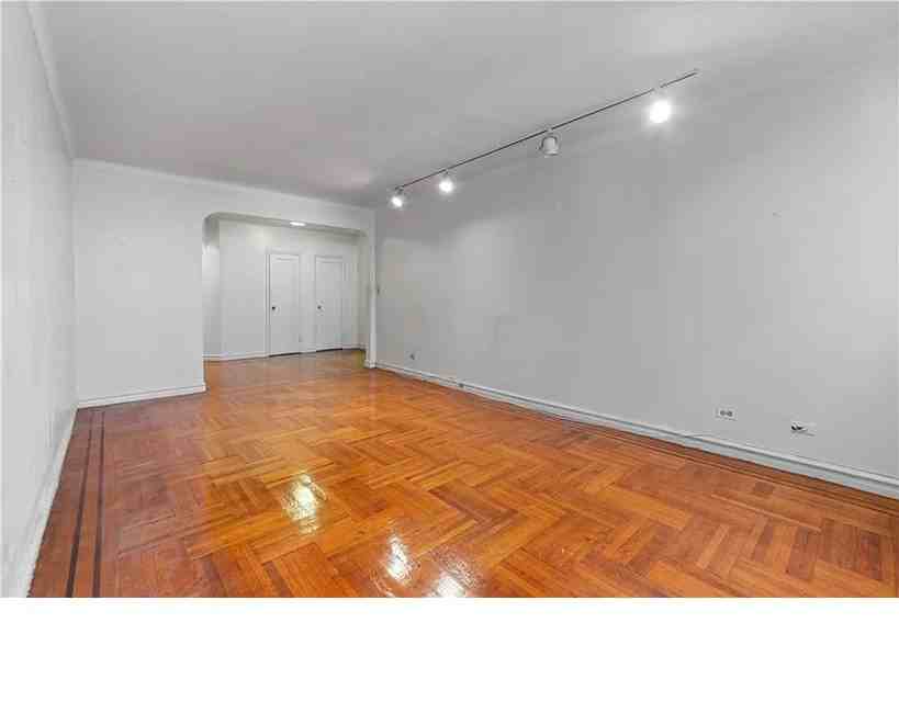 601 E 19th St #1L - Photo 4 of 8