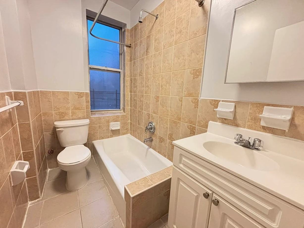 4499 Henry Hudson Pkwy #5F - Photo 3 of 4