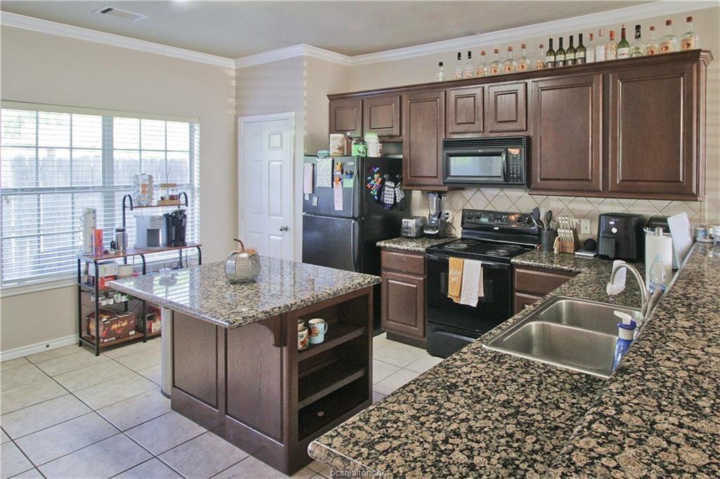 202 Forest Dr - Photo 2 of 17