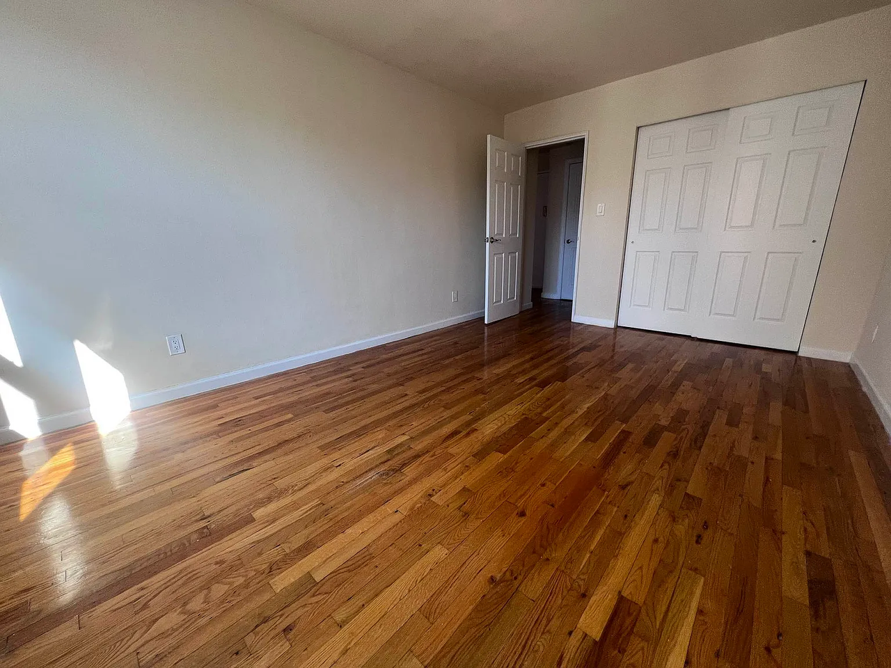 14336 Barclay Ave #3L - Photo 2 of 5