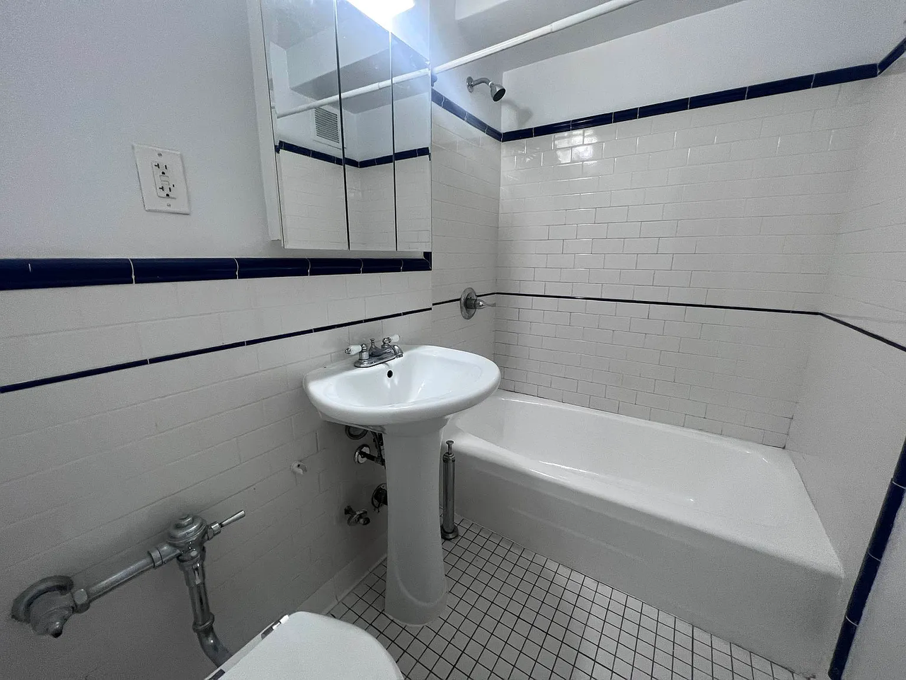 14336 Barclay Ave #3L - Photo 3 of 5