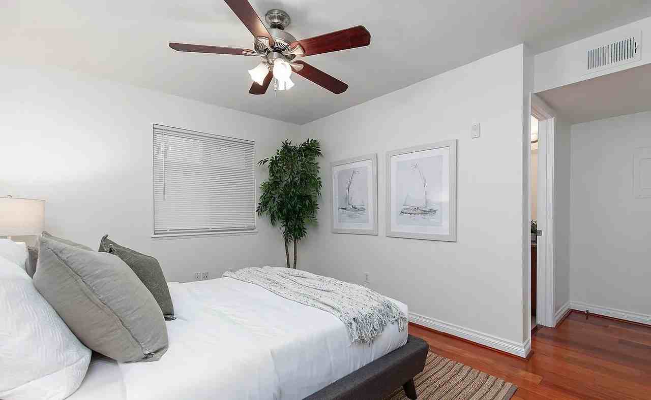 1756 Essex St - Photo 2 of 9