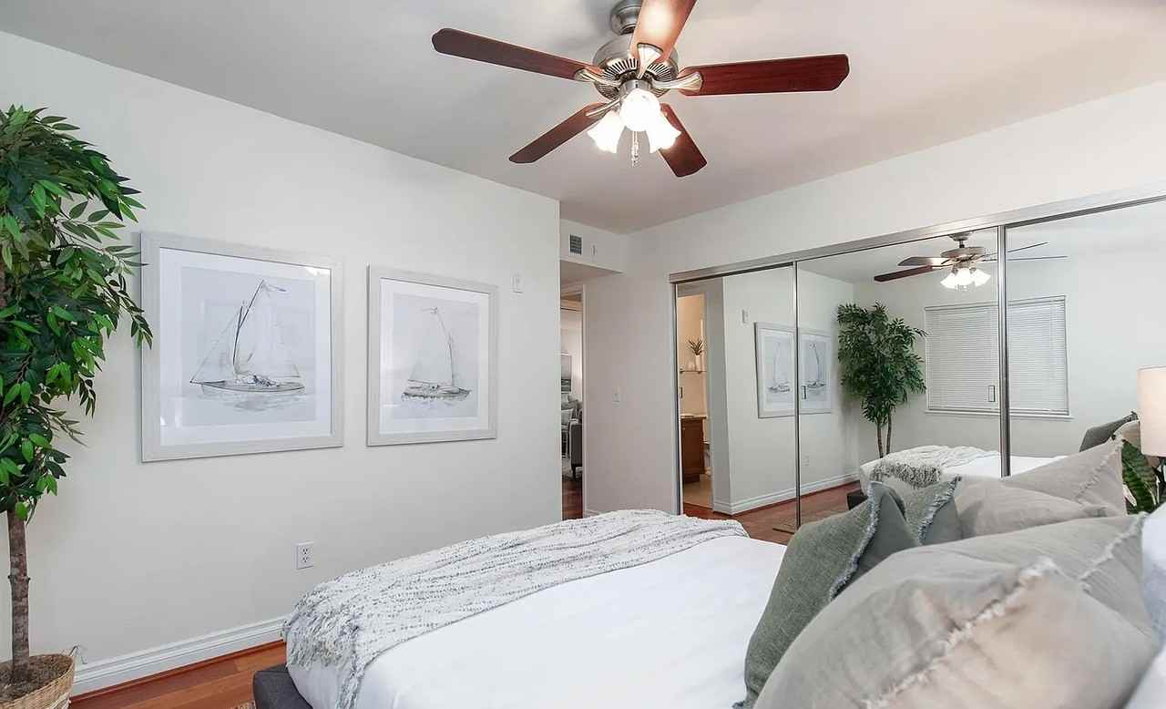 1756 Essex St - Photo 3 of 9