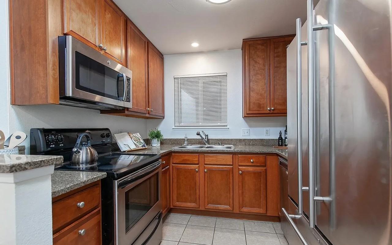 1756 Essex St - Photo 5 of 9