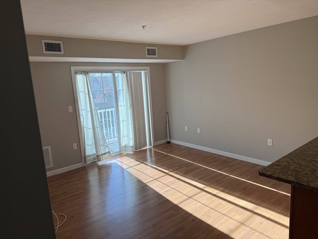 670 Bedford St #101 - Photo 4 of 9