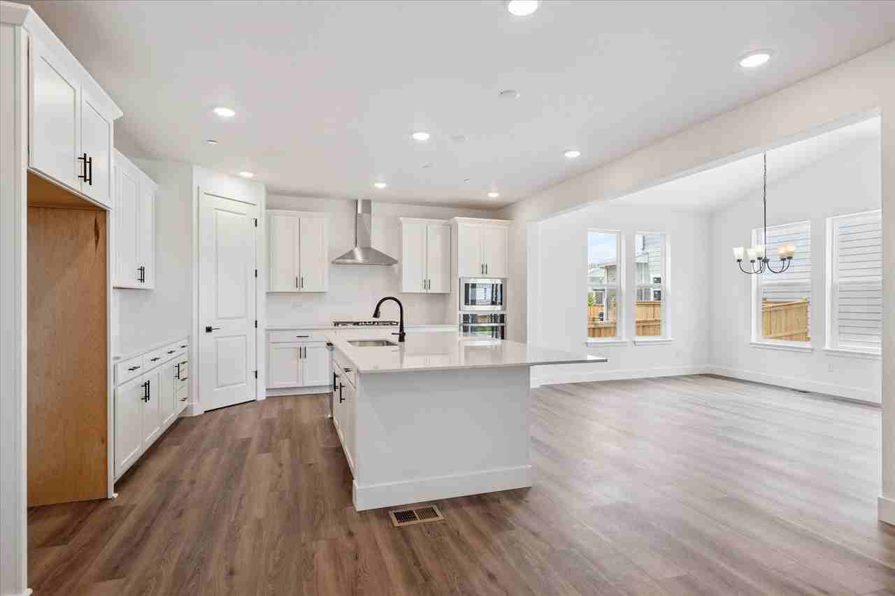 1131 Joseph Pl #NA - Photo 3 of 18