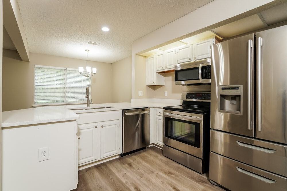 8532 Sturbridge Cir W - Photo 7 of 17