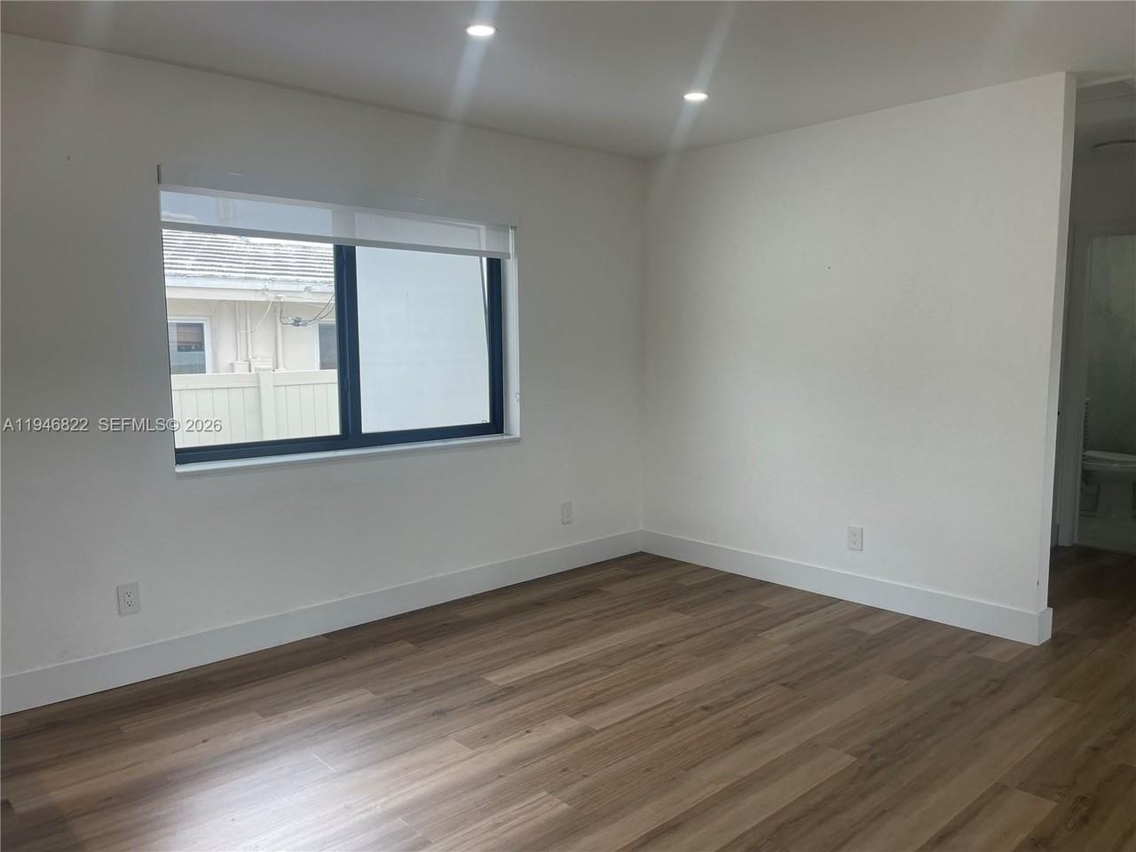 1201 N 16th Ave - Photo 3 of 38