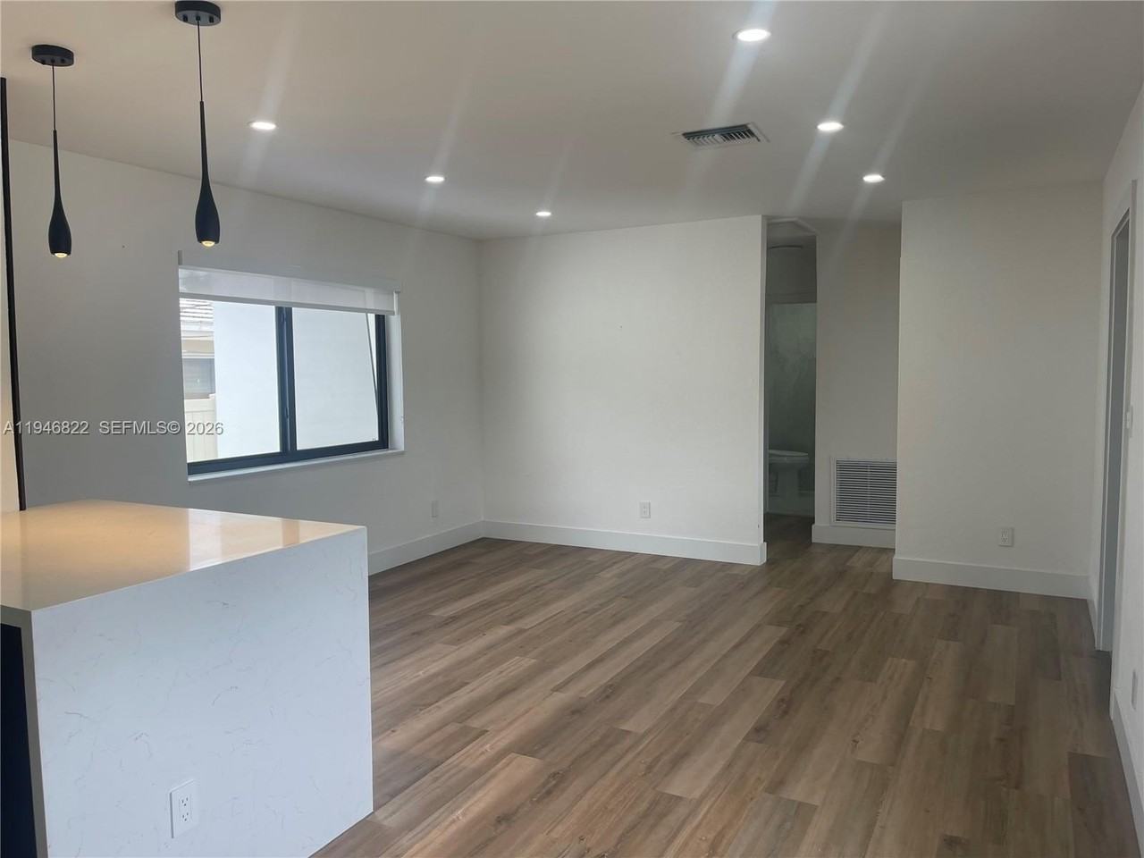 1201 N 16th Ave - Photo 4 of 38