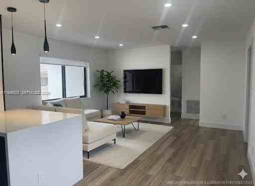 1201 N 16th Ave - Photo 5 of 38