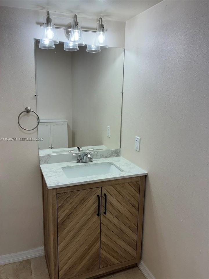 Fl NE 5th st #115 - Photo 5 of 6