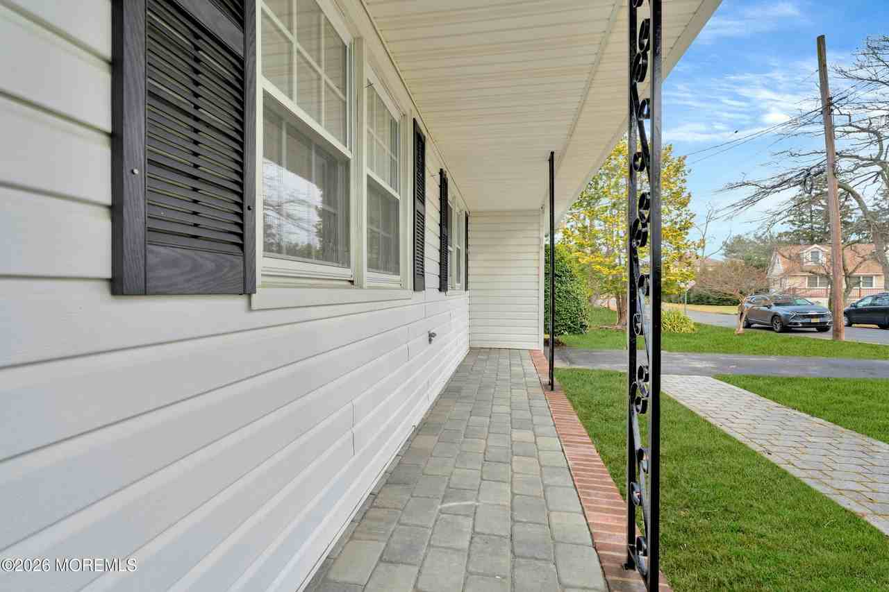 429 Lake Ave - Photo 4 of 42