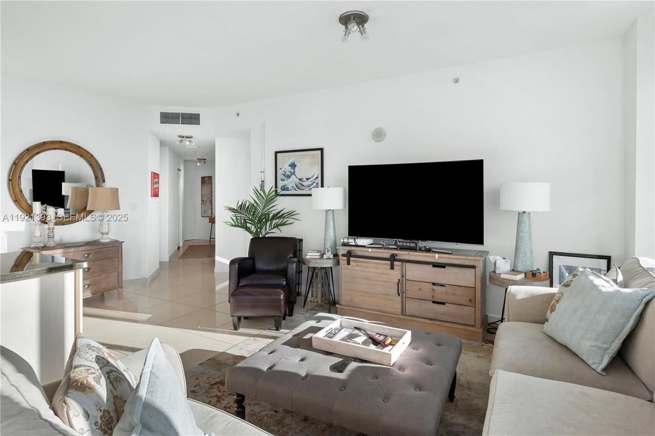 1111 Southwest 1st Avenue - Photo 6 of 18