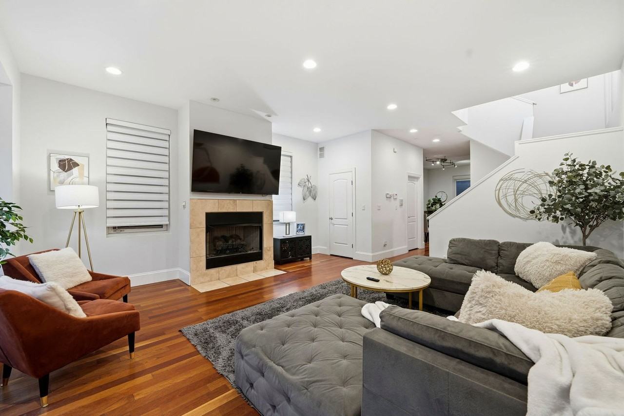 1621 W Beach Ave #1244913P - Photo 3 of 50