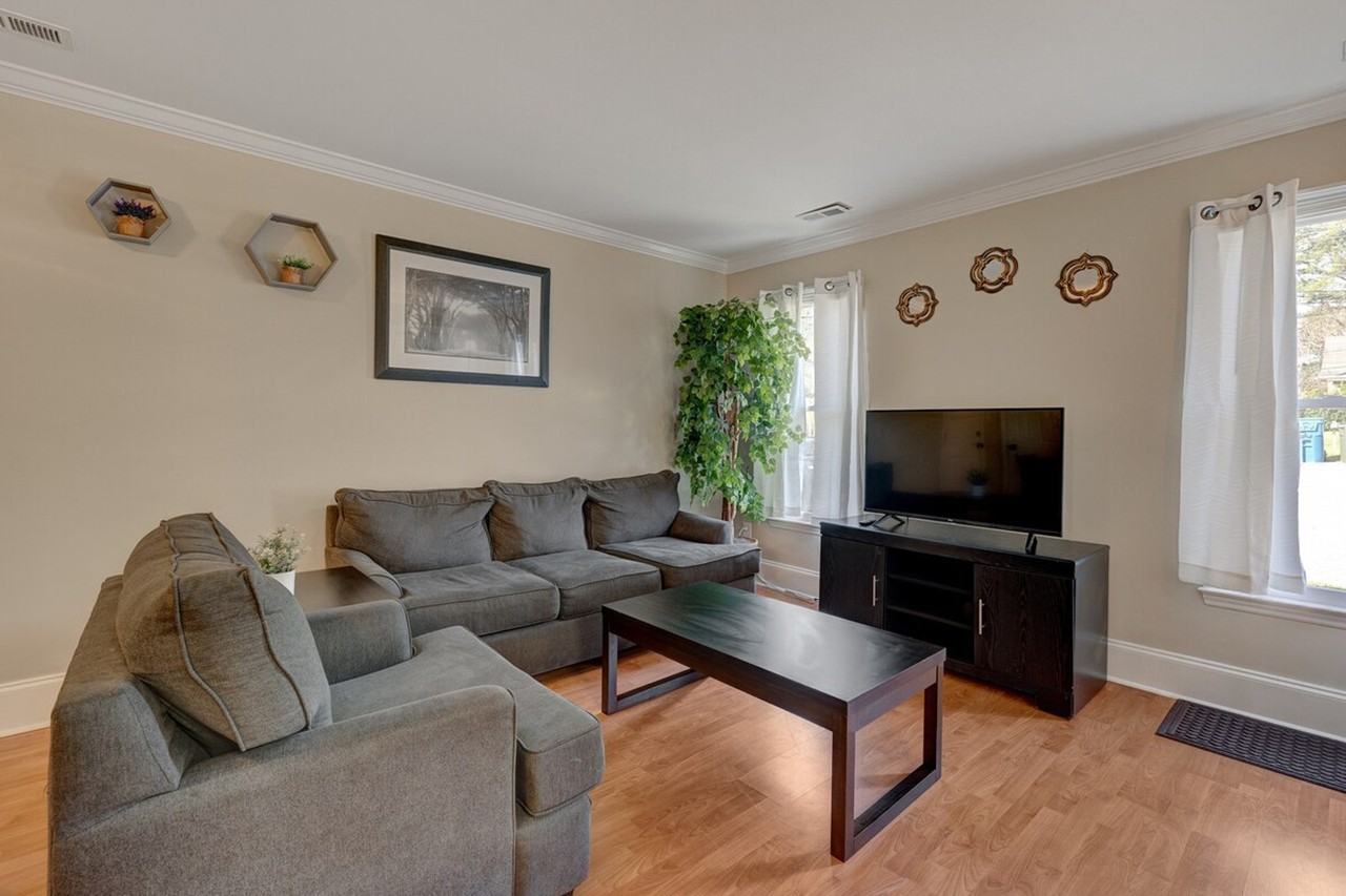 2225 Summit St #1388438P - Photo 2 of 17