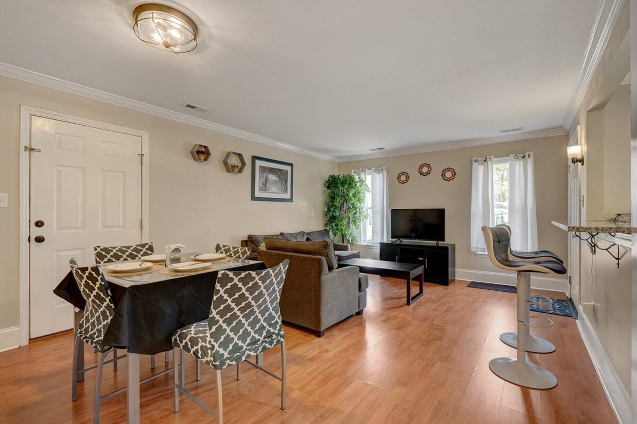 2225 Summit St #1388438P - Photo 4 of 17