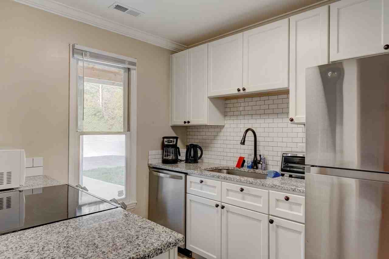 2225 Summit St #1388438P - Photo 5 of 17