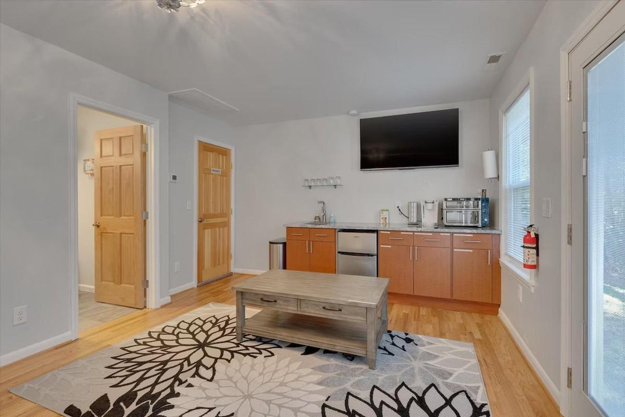 824 Warren Ave #1388441P - Photo 2 of 14