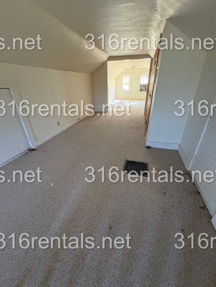 920 E 10th St - Photo 3 of 12