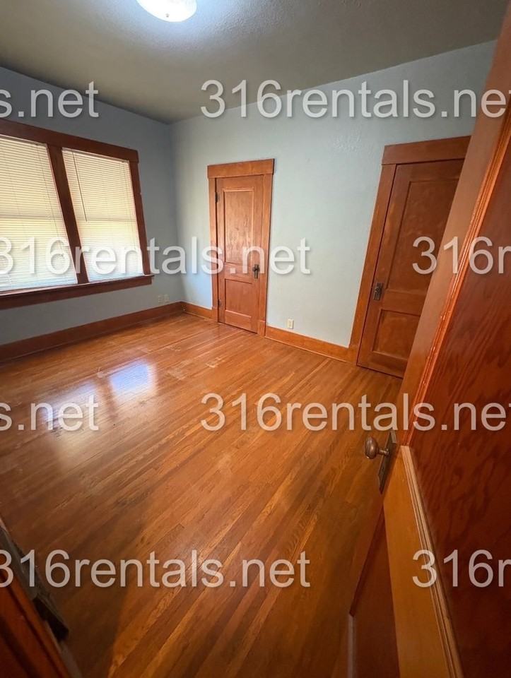 920 E 10th St - Photo 4 of 12