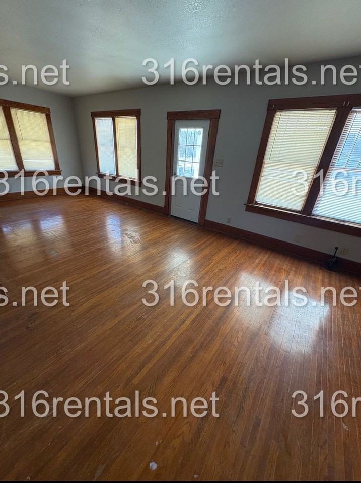 920 E 10th St - Photo 5 of 12