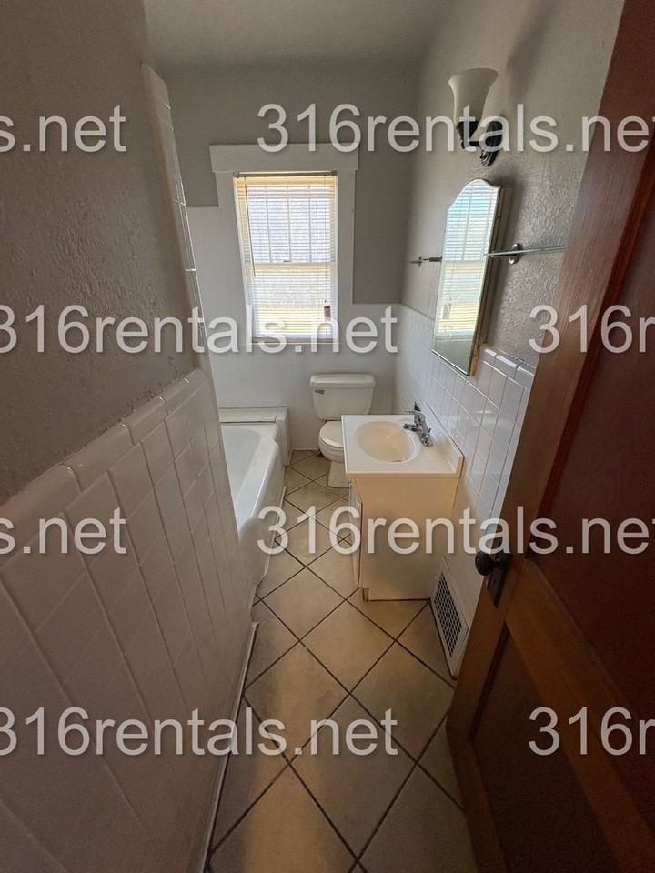 920 E 10th St - Photo 6 of 12