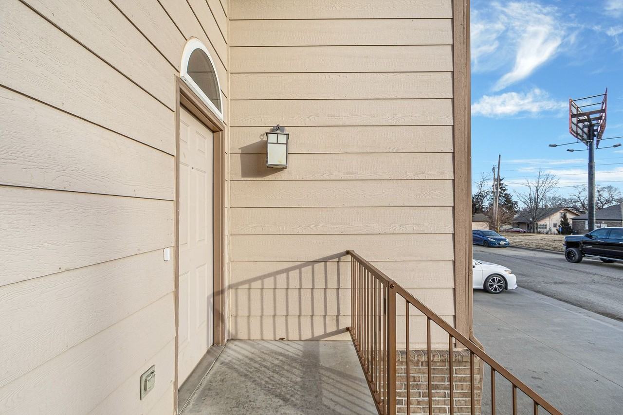 1104 Country Club Ln - Photo 2 of 20