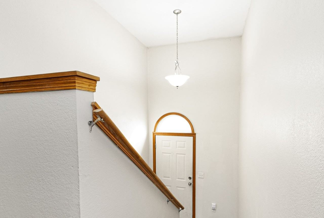 1104 Country Club Ln - Photo 3 of 20