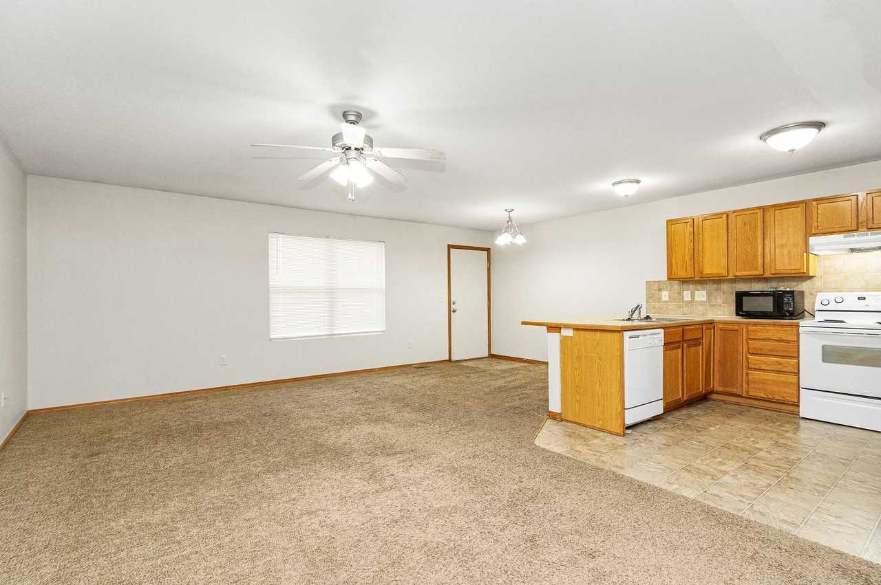 1104 Country Club Ln - Photo 4 of 20