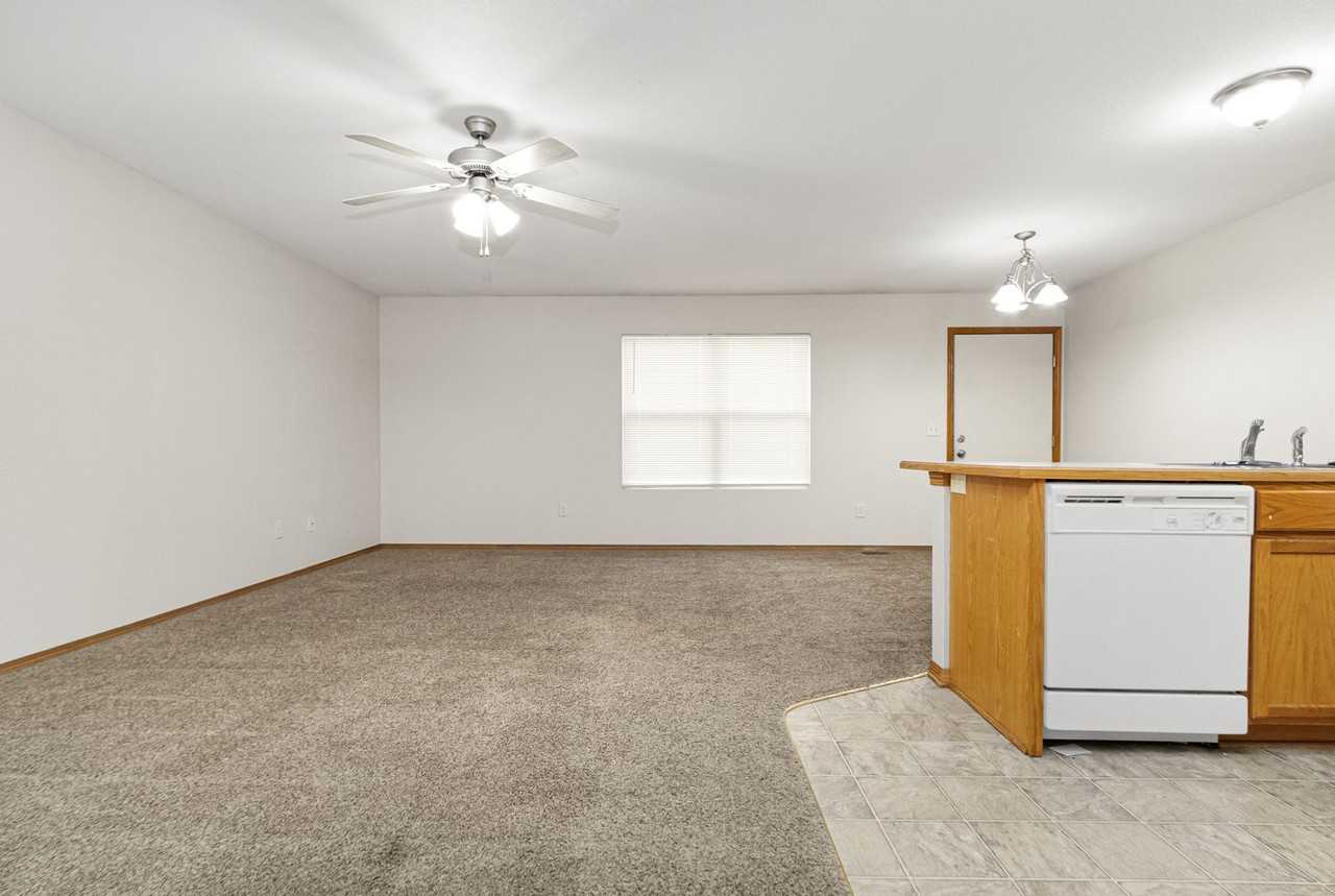 1104 Country Club Ln - Photo 5 of 20