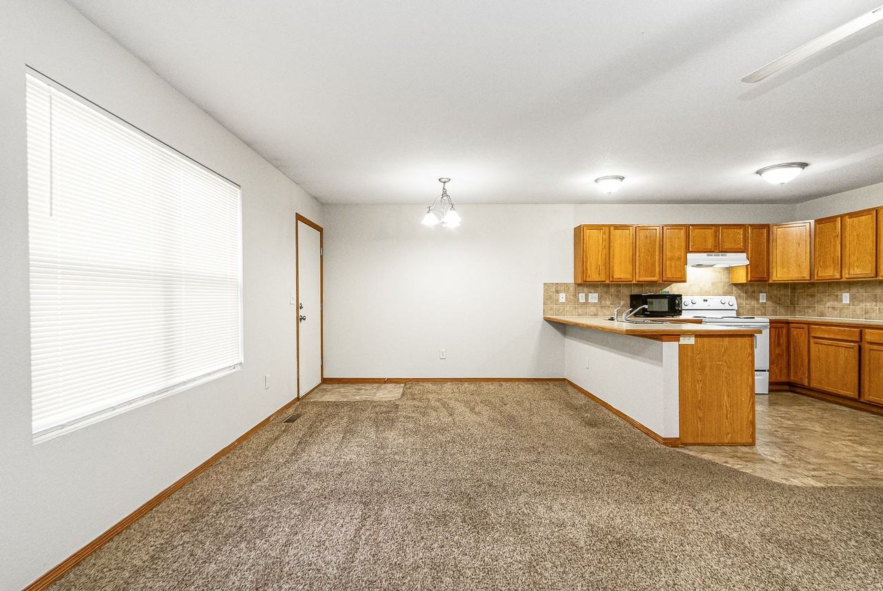 1104 Country Club Ln - Photo 6 of 20