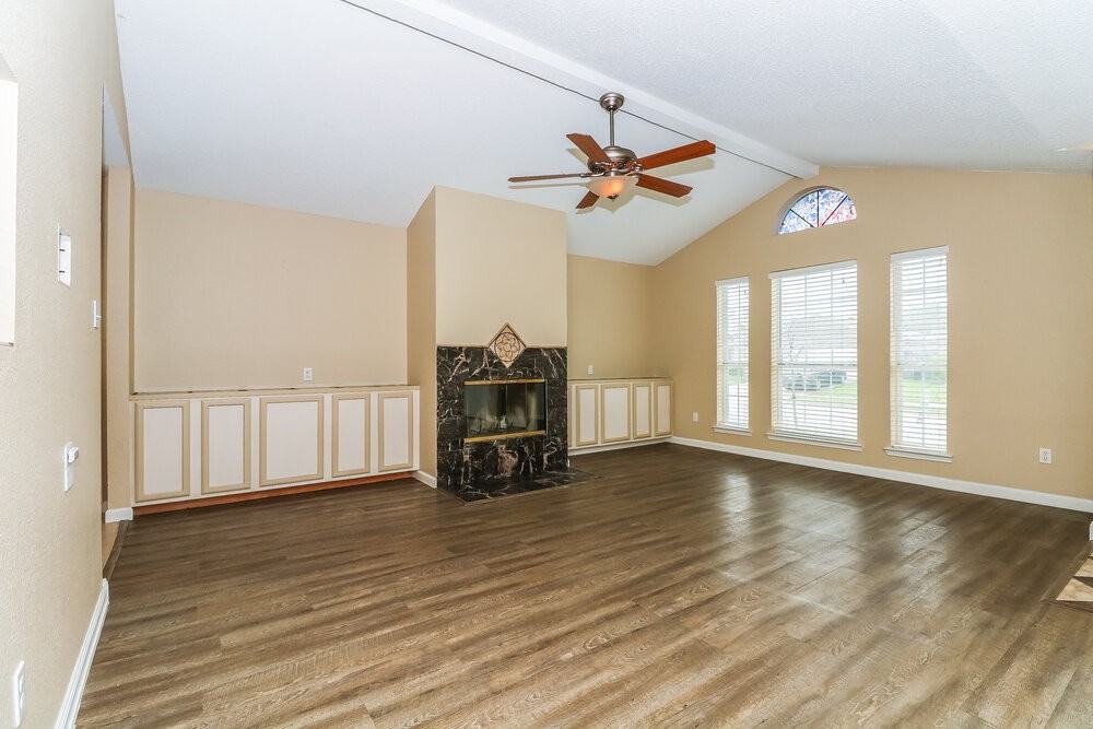 8145 Waterside Trl - Photo 3 of 15