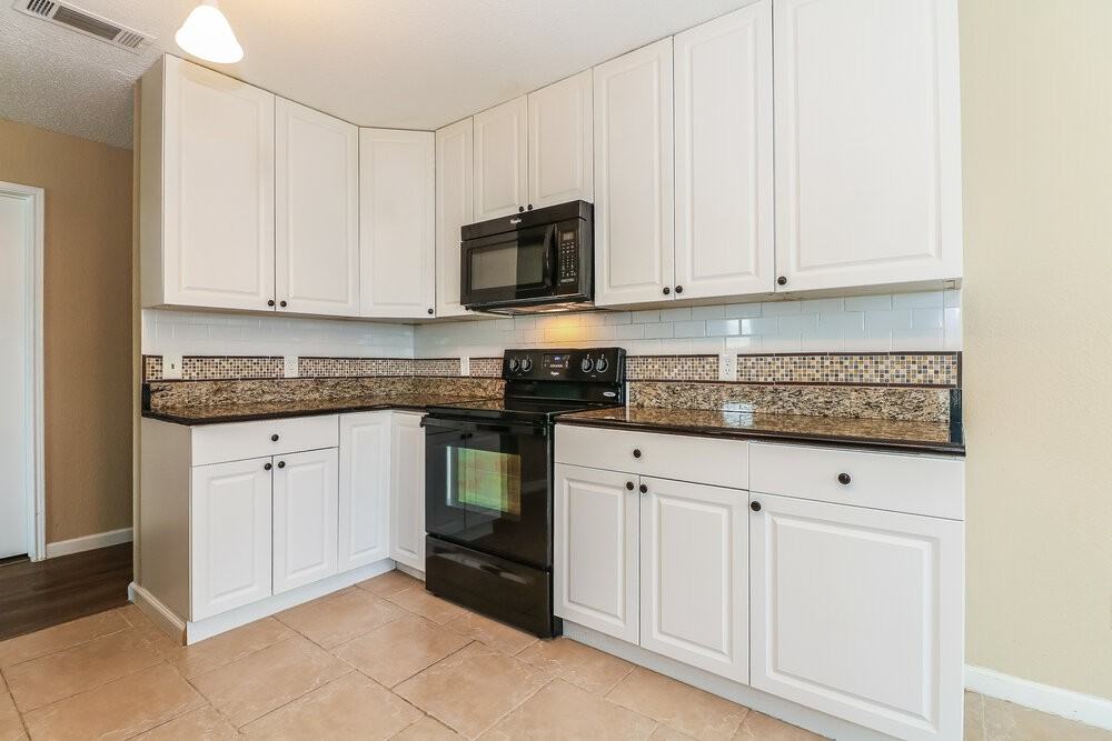 8145 Waterside Trl - Photo 6 of 15