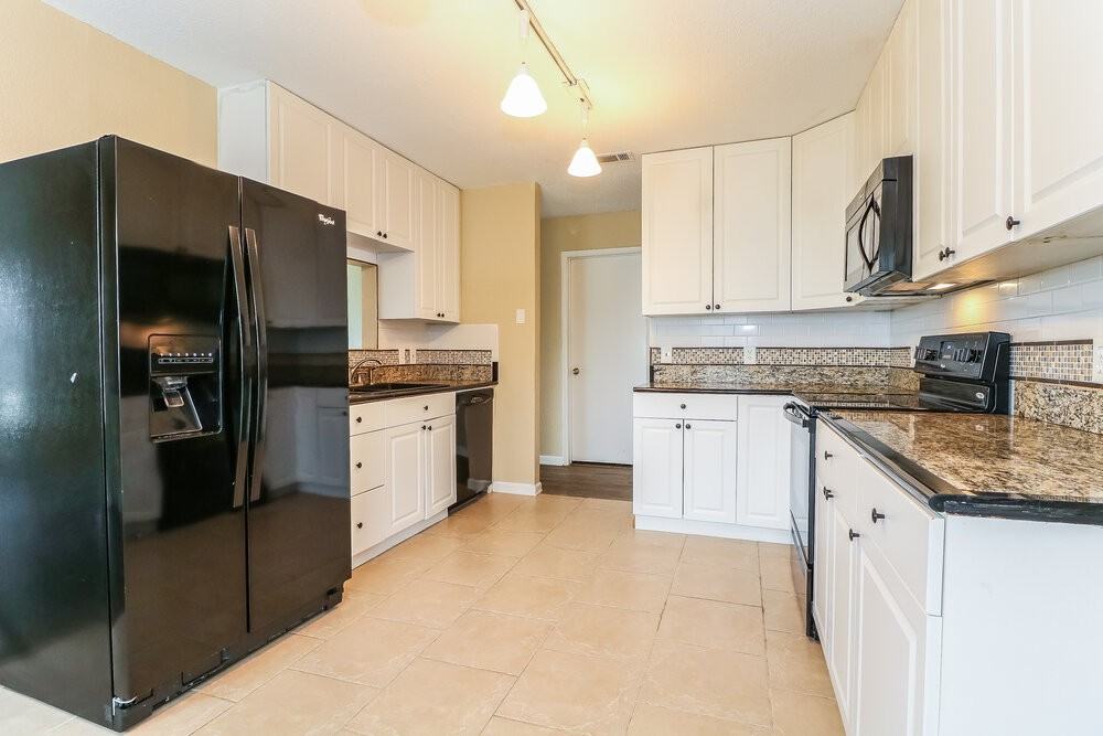 8145 Waterside Trl - Photo 7 of 15