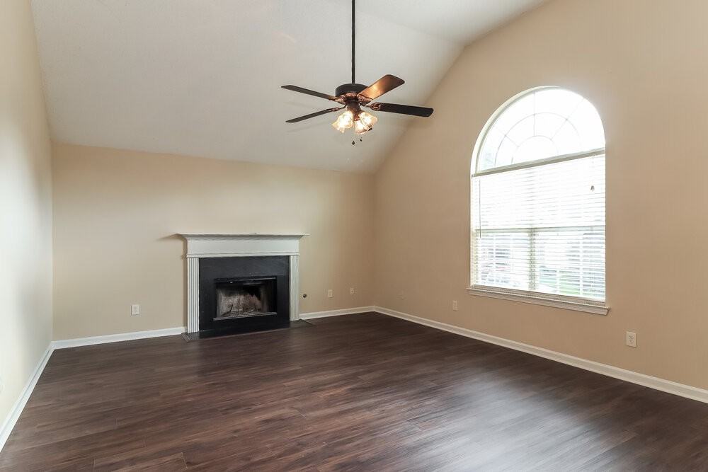 409 Robin Hill Ln - Photo 4 of 16