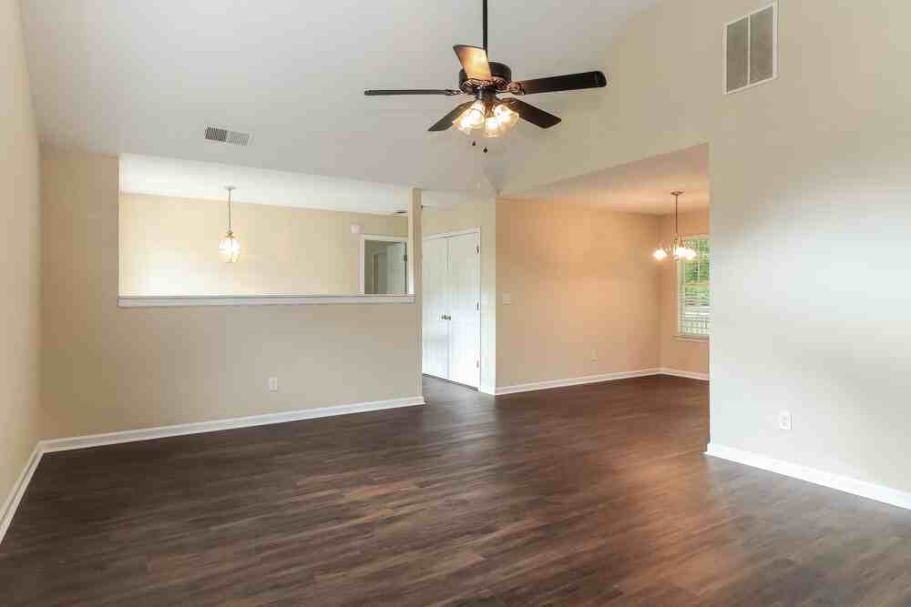 409 Robin Hill Ln - Photo 5 of 16