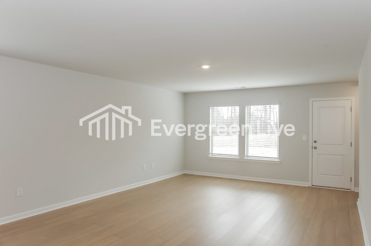 22693 Dashwood Ln - Photo 3 of 16