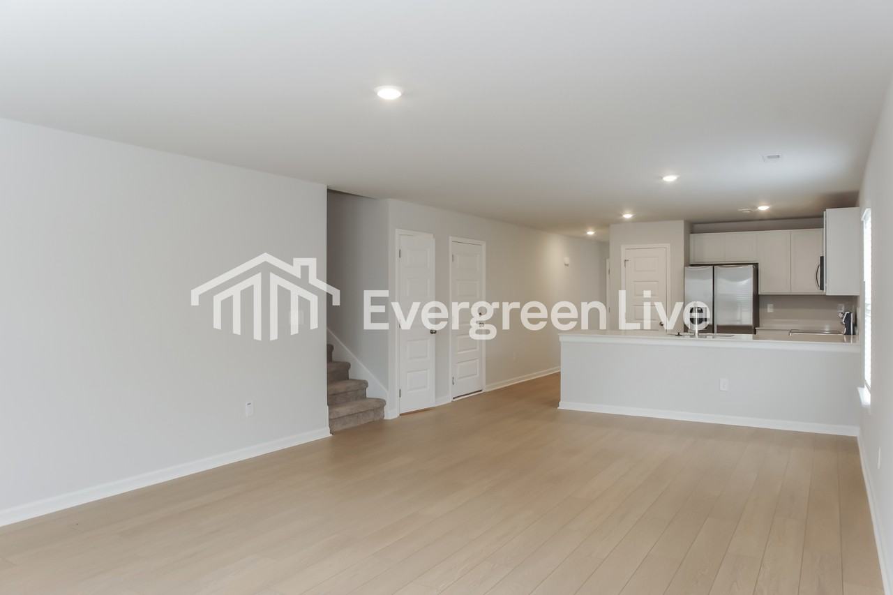 22693 Dashwood Ln - Photo 4 of 16