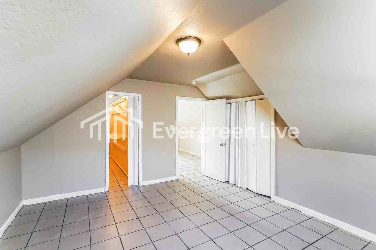 5704 N 38th St - Photo 5 of 15