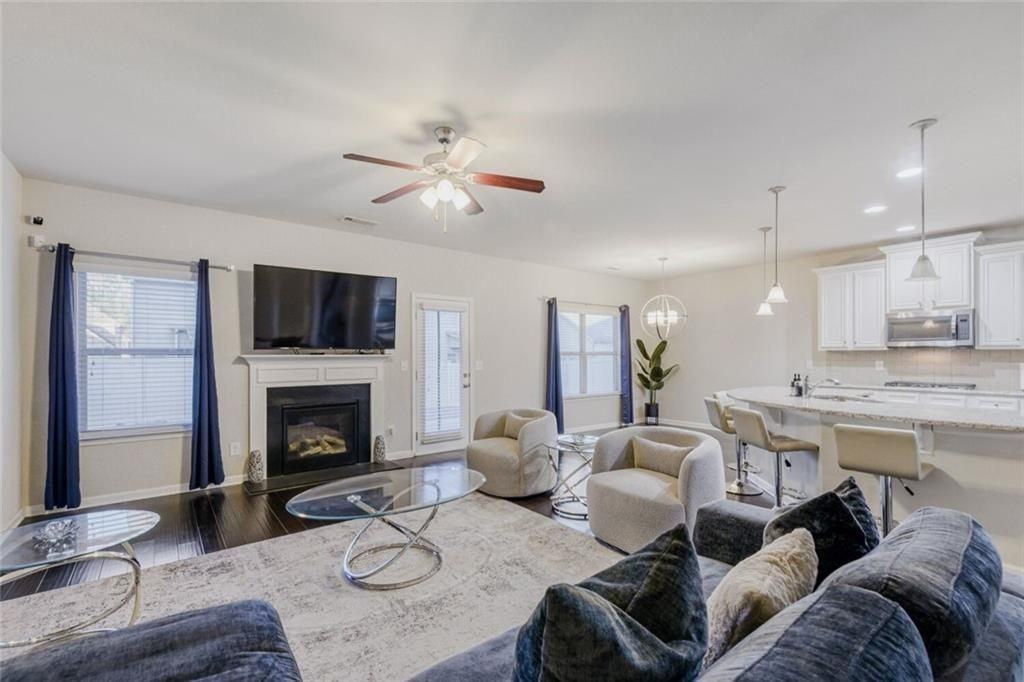 7607 Crawford Ct - Photo 3 of 32