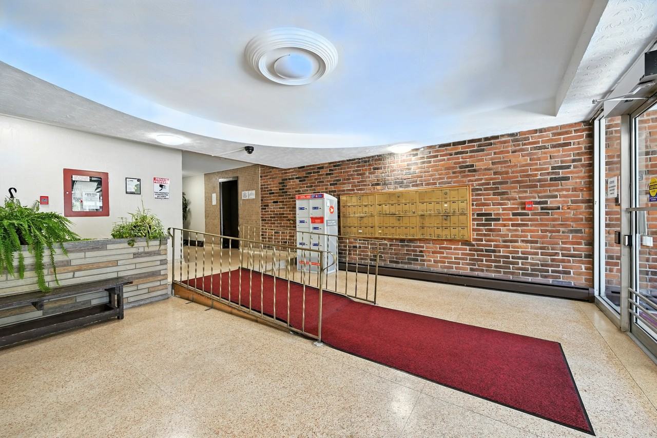 116 Charlton Avenue West #305 - Photo 2 of 6