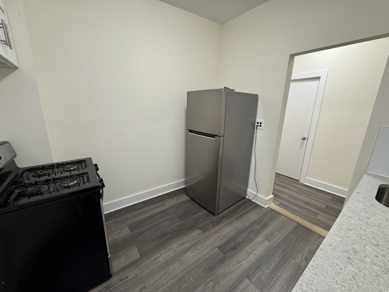 1020 45th St #1A - Photo 3 of 10