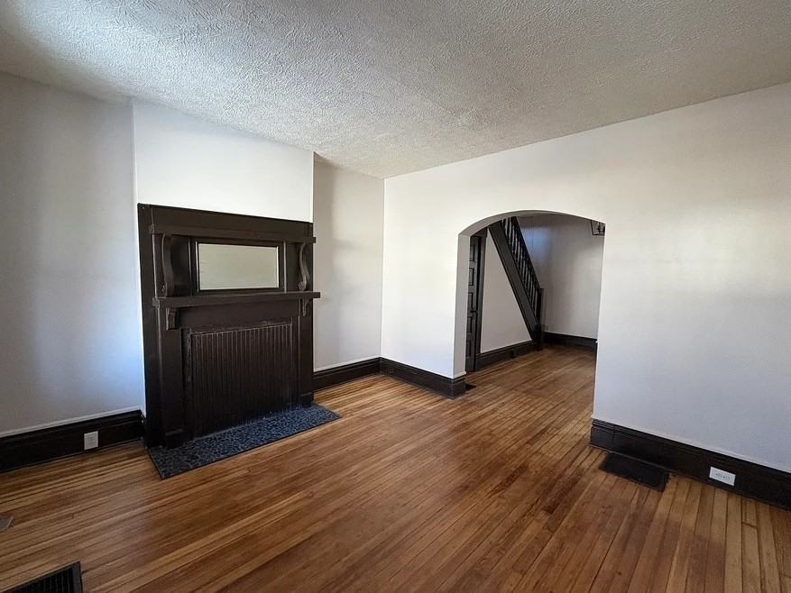 687 E Columbus St - Photo 5 of 19