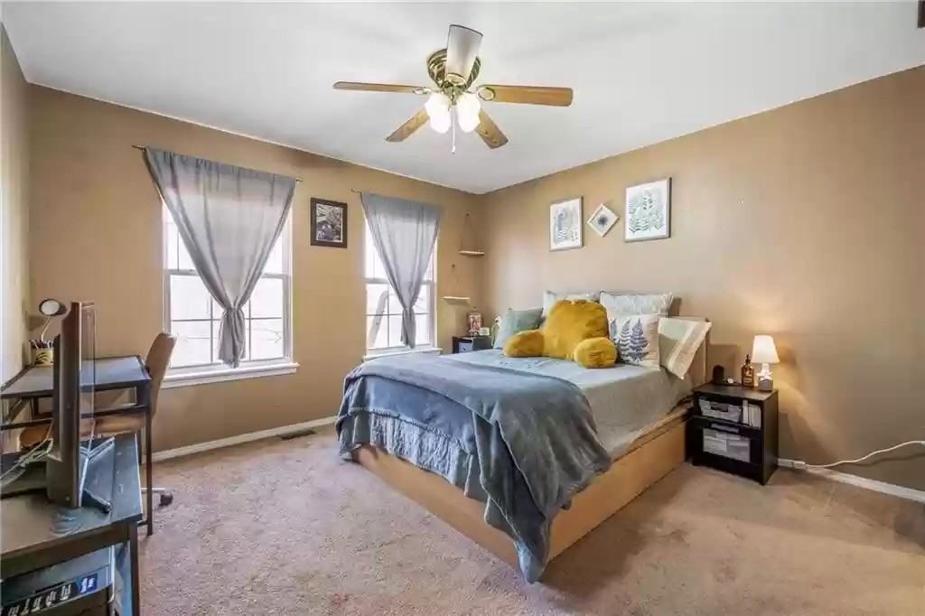 894 W Peachtree Dr - Photo 2 of 4