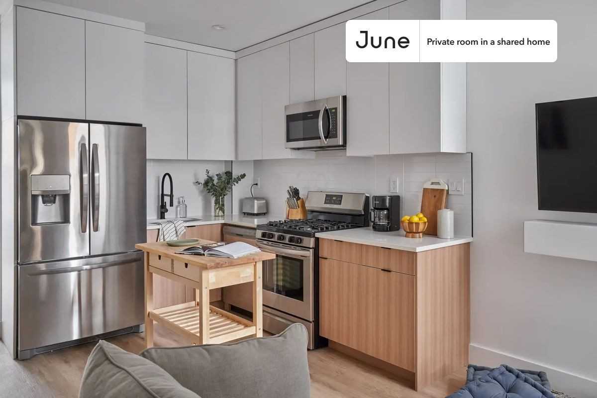 913 Saint Marks Ave #5 - Photo 6 of 7