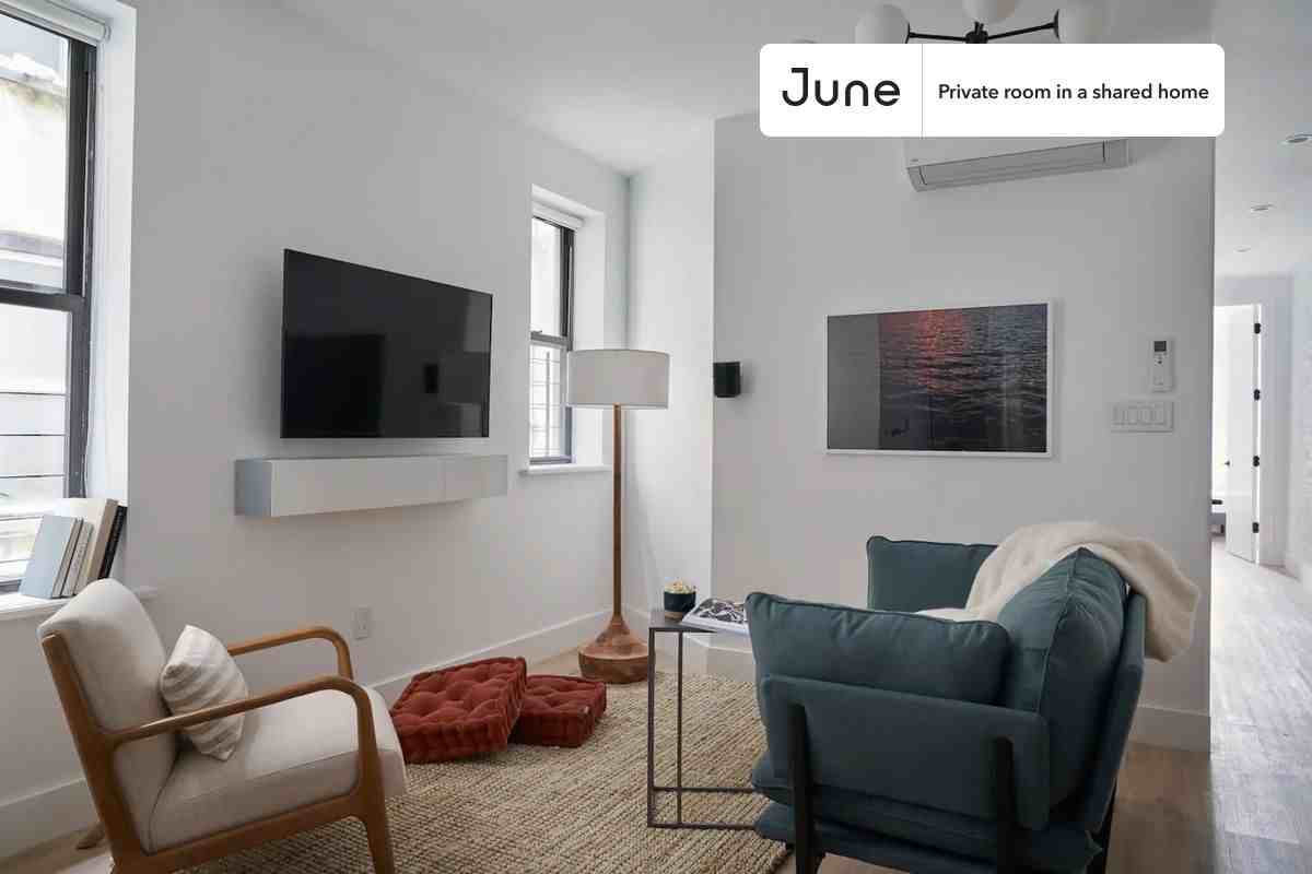 913 Saint Marks Ave #4 - Photo 5 of 7